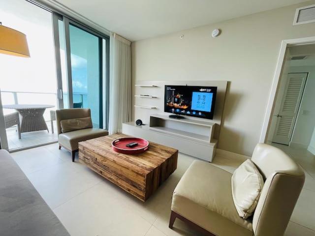 Stay At The Top With Amazing Views By Rent4Us Hollywood Exterior photo